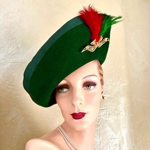 FESTIVE 1940's GREEN FELT  FEDORA WITH GROSGRAIN EDGING , BROOCH & FEATHERS